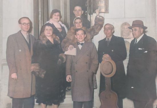 Rosario Núñez en Radio del Pueblo, junto a Lolo (debajo) y Luis Triguero (a su izqda.) (Archivo Andalucita).