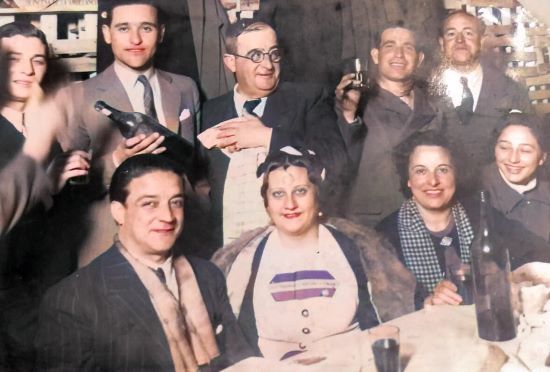 Rosario Núñez junto a Ángel Pintado (a su derecha) en el Centro Republicano de Bahía Blanca (Archivo Andalucita). 