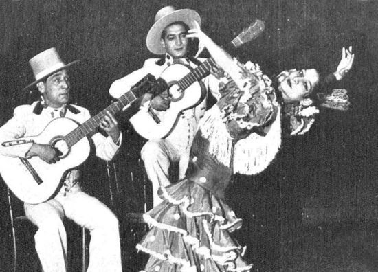 Carmen Amaya bailando la zambra, junto a su padre y su hermano (Caras y Caretas, 2-1-1937).