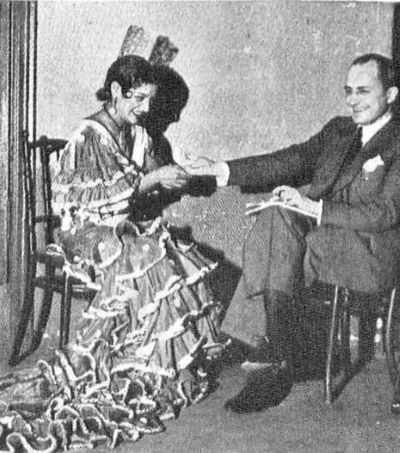 Carmen Amaya diciendo la buena ventura a Agustín Remón (Caras y Caretas, 2-1-1937).