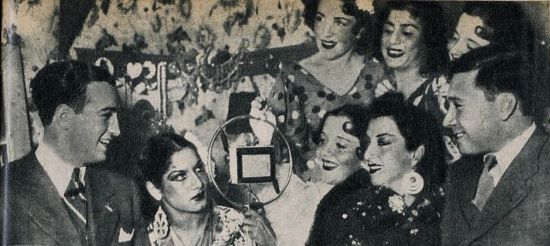 Carmen Amaya y otros artistas del Maravillas en Radio Mitre junto al director de la cadena, Ernesto Frías (Radiolandia, 18-6-1938).