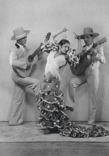 Carmen Amaya junto a su padre y su hermano Paco (MAE-IT).