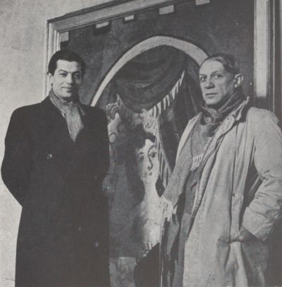 Pablo Picasso junto al bailarín y coreógrafo Serge Lifar, ante un esbozo del decorado de Cuadro Flamenco. Foto de E. Marcovitch.