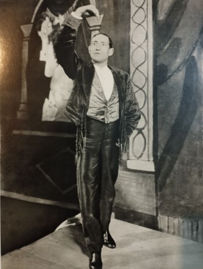 Estampío (Alfonso Puig, El arte del baile flamenco).