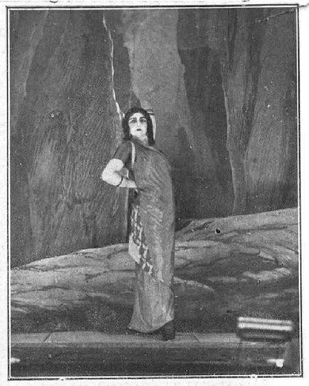 Pastora Imperio en el segundo cuadro de El amor brujo (La Ilustracion Artistica, 26-4-1915).