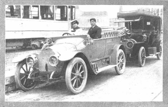 Pastora Imperio y Víctor Rojas en Santander, a bordo de su automóvil (Mundo Gráfico, 27-8-1913).