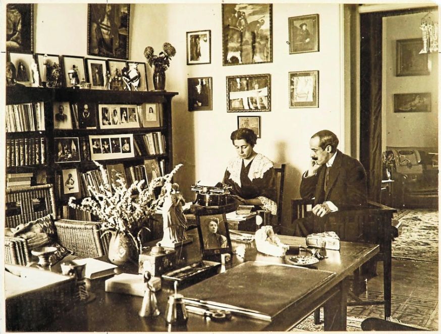 María Lejárraga junto a Gregorio Martínez Sierra en el despacho de su domicilio de la calle Zurbano en Madrid (1907) (Archivo María Lejárraga).