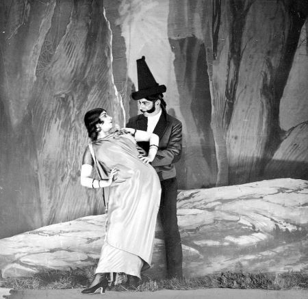 Pastora Imperio y Víctor Rojas en el segundo cuadro de El amor brujo.