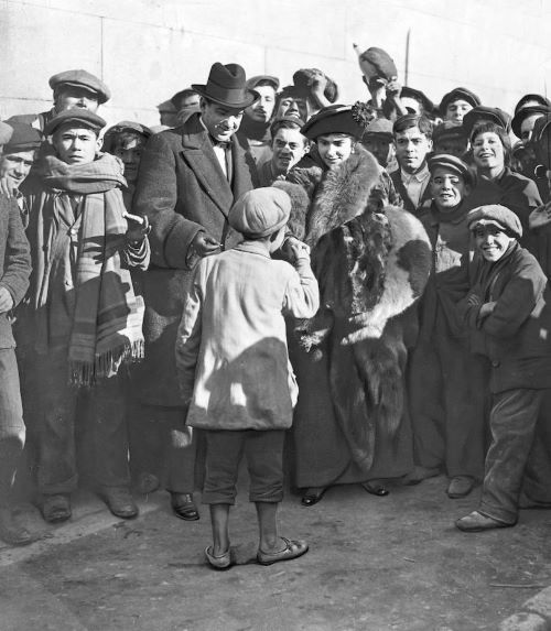 Pie de foto: "La famosa artista Pastora Imperio repartiendo dinero a los golfos de la cola para el sorteo de hoy [de la lotería de Navidad]" (ABC, 22-12-1914).