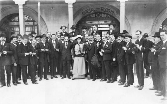 Pastora Imperio, Gregorio Martínez Sierra y Manuel de Falla en el banquete celebrado en Parisiana para celebrar el éxito de El amor brujo (ABC, 2-5-1915).