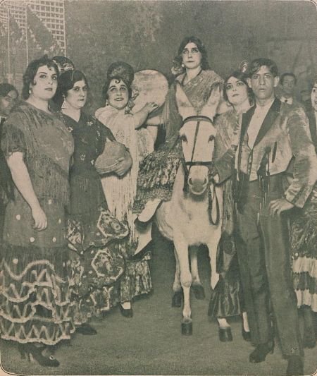 Pastora Imperio, La Chimenti, Paquita Escribano, La Morita y Faíco, en la escena final de 'Zambra gitana' (Mundo Argentino, 3-11-1915. Cortesía de Alberto Rodríguez Peñafuerte).