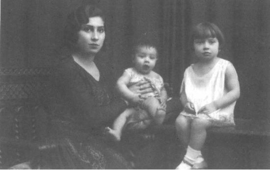 Anita Sevilla con sus hijos Antonio y Ana (López Mohiño).