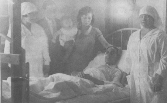 Anita Sevilla junto a su marido, covaleciente por una cogida (López Mohiño).