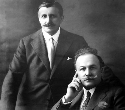 Los hermanos Álvarez Quintero.