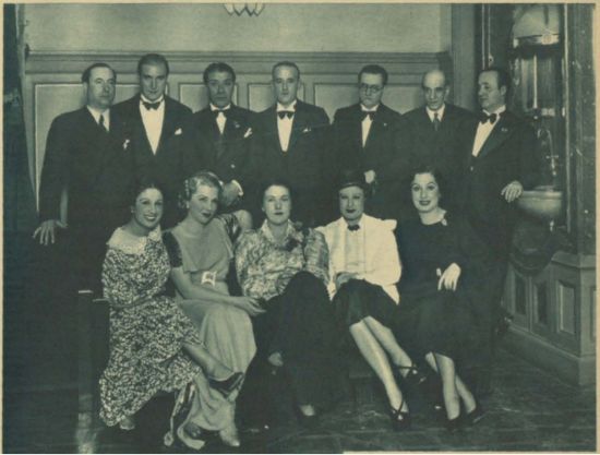 Anita Sevilla (dcha.), Lolita Astolfi (izq.) y otras personalidades en la celebración del centenario de Morena clara (Cinegramas, 31-5-1936).