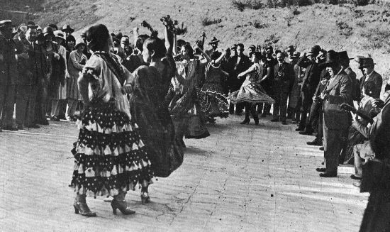 Zambra gitana en el circo romano de las ruinas de Itálica. Foto Serrano (Reflejos, diciembre de 1929, 37).