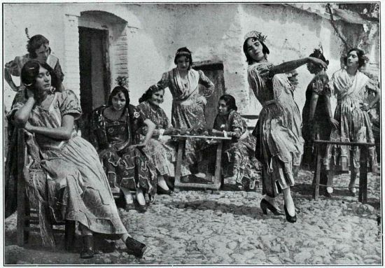 Zambra gitana en el carmen de Rodríguez Acosta (Granada Gráfica, abril de 1927, p. 15)