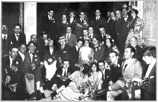 El poeta eduardo Marquina rodeado de las artistas de la zambra (Granada Gráfica, mayo de 1924, p. 38).