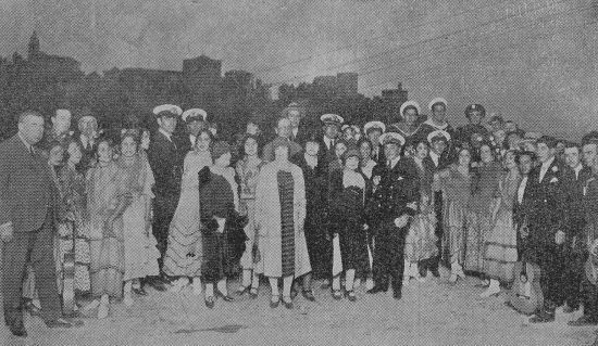 Los marinos argentinos, y miembros del cuerpo diplomático y del Centro Artístico, junto a las gitanas de la zambra. Foto Vidal (Región, 22 de abril de 1936, p. 4).