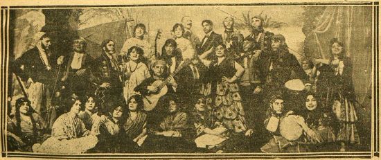 Pastora Imperio junto al resto de artistas de la zambra gitana de Zinela Cayí (La Mañana, 7 de febrero de 1918, p. 10).