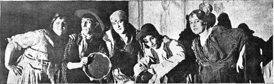 Los artistas de la Troupe Palacios en el número de la zambra gitana (Vida Manchega, 20 de marzo de 1919, p. 13).