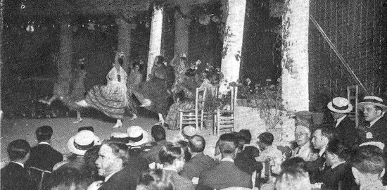 . Actuación de la zambra en la fiesta andaluza celebrada en el Centro Artístico de Granada (Granada Gráfica, julio de 1924, p. 23).