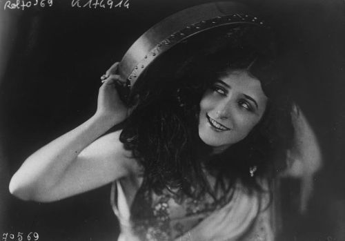 Isabelita Ruiz (Agence Rol, 1921).
