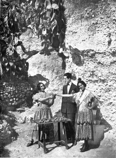 Gitanas vendiendo higos chumbos (Granada Gráfica, septiembre de 1924). 