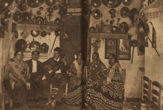 La cueva de la Capitana. Manolo Amaya toca la guitarra (Ahora, 29-7-1932). 