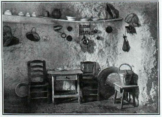 Interior de una cueva del Sacromonte. Foto de Torres Molina y Francisco Vives (La Esfera, 2 de junio de 1928). 