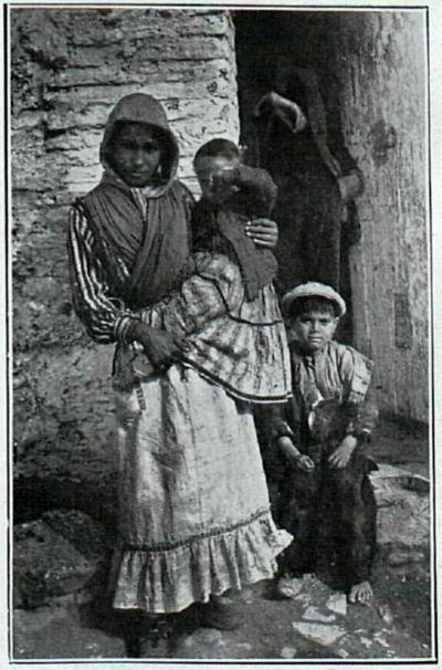Una gitana granadina en la puerta de su cueva esperando a los turistas para decirles la buena ventura. Foto de Torres Molina y Francisco Vives (La Esfera, 2 de junio de 1928, p. 78).