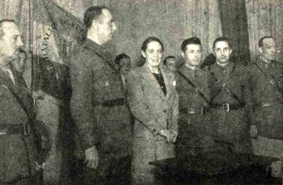 Entrega de la bandera al batallón de retaguardia nº 17, con Margarita Nelken como madrina (Mi revista, 1-6-1938). 
