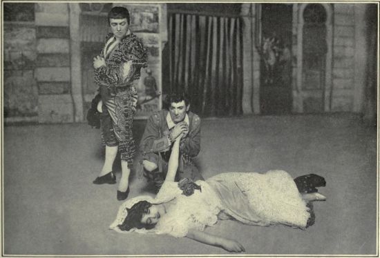 María la Bella y los Sres. August y Volbert (The Theatre, junio de 1912). 