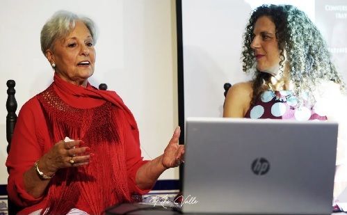 Con Tina Pavón, en un momento de la entrevista. Foto: Kiko Valle.