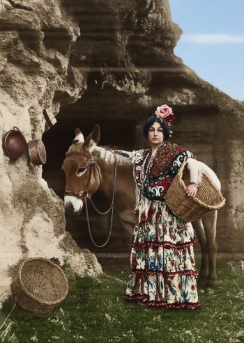 Dora la Cordobesita en una estampa muy gitana (Andalucía, 27-4-1918, p. 13).