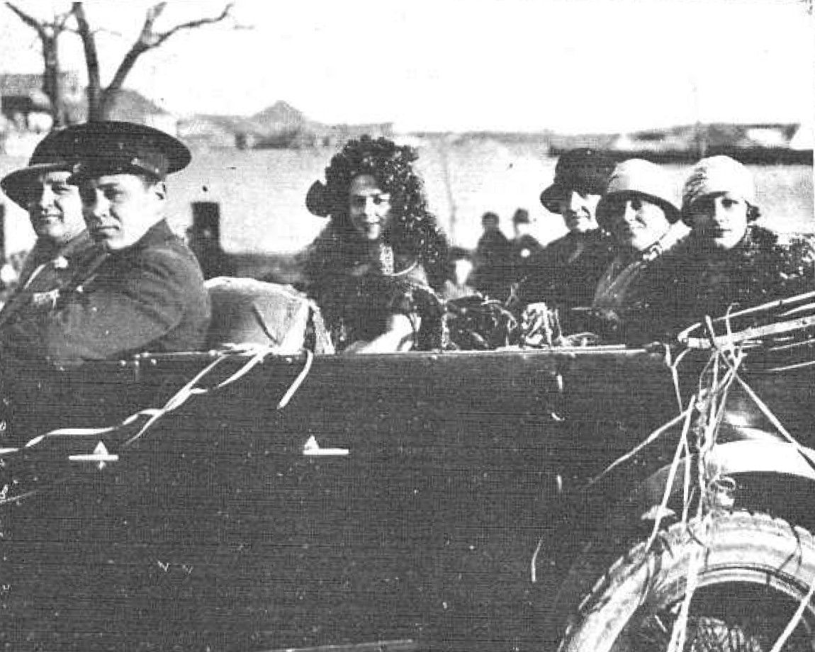 Dora la Cordobesita paseando en automóvil por Córdoba durante el carnaval (Mundo Gráfico, 10-3-1927, p. 8).