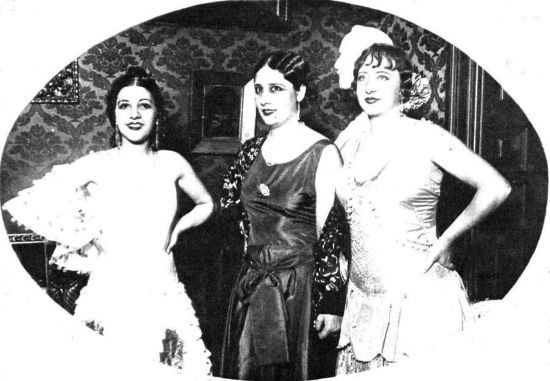 Pilar Calvo, Celia Gámez y Antoñita Torres en la fiesta del doctor Tapia (Mundo Gráfico, 16-10-1929).