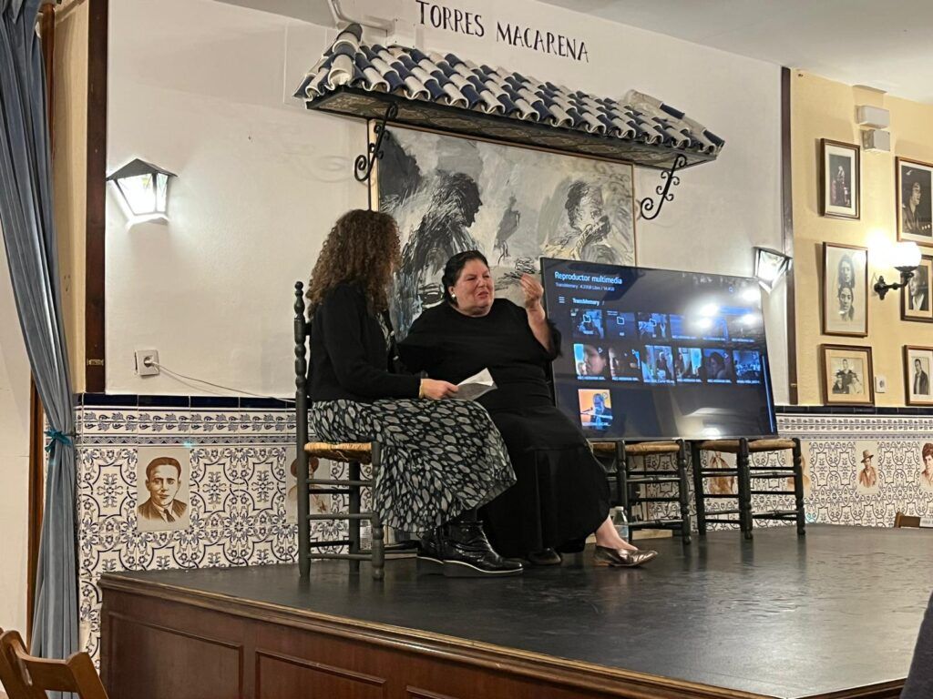 Con Inés Bacán, durante la entrevista en Torres Macarena.