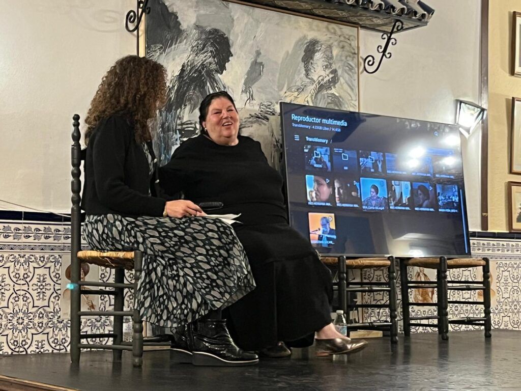 Con Inés Bacán, durante la entrevista en Torres Macarena.