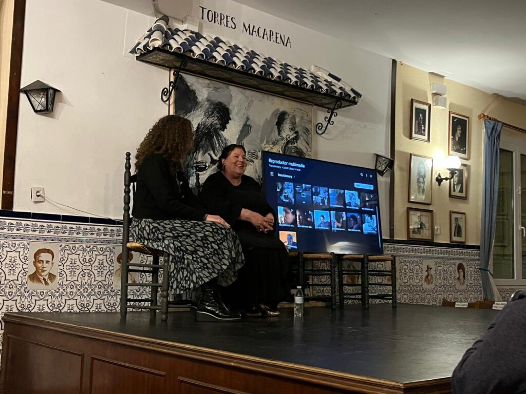 Con Inés Bacán, durante la entrevista en Torres Macarena.