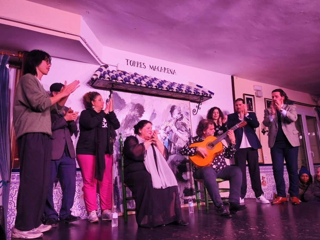 Inés Bacán con Antonio Moya, y familiares y amigos, en la Peña Flamenca Torres Macarena el 7 de marzo de 2026.