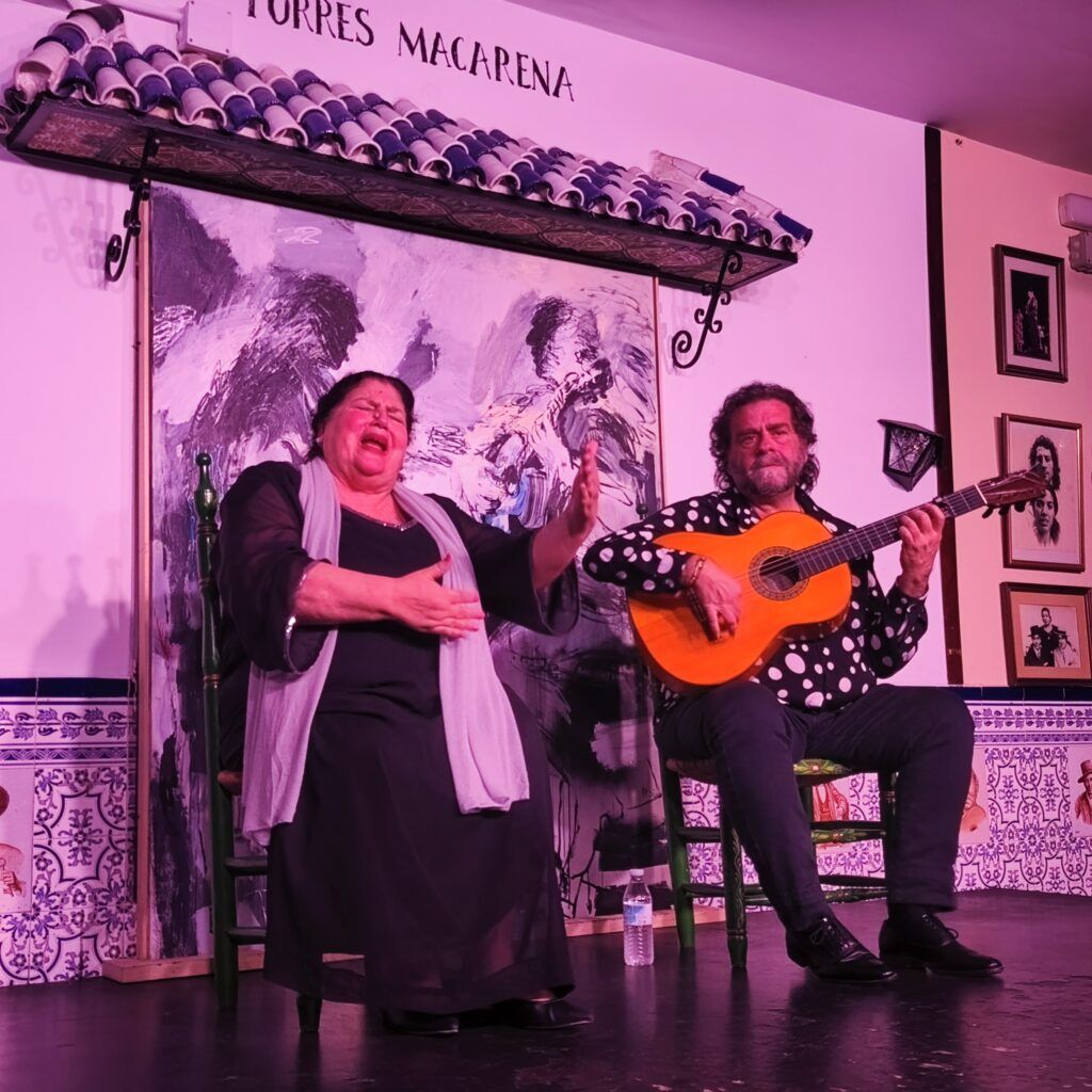 Inés Bacán con Antonio Moya en la Peña Flamenca Torres Macarena el 7 de marzo de 2026.