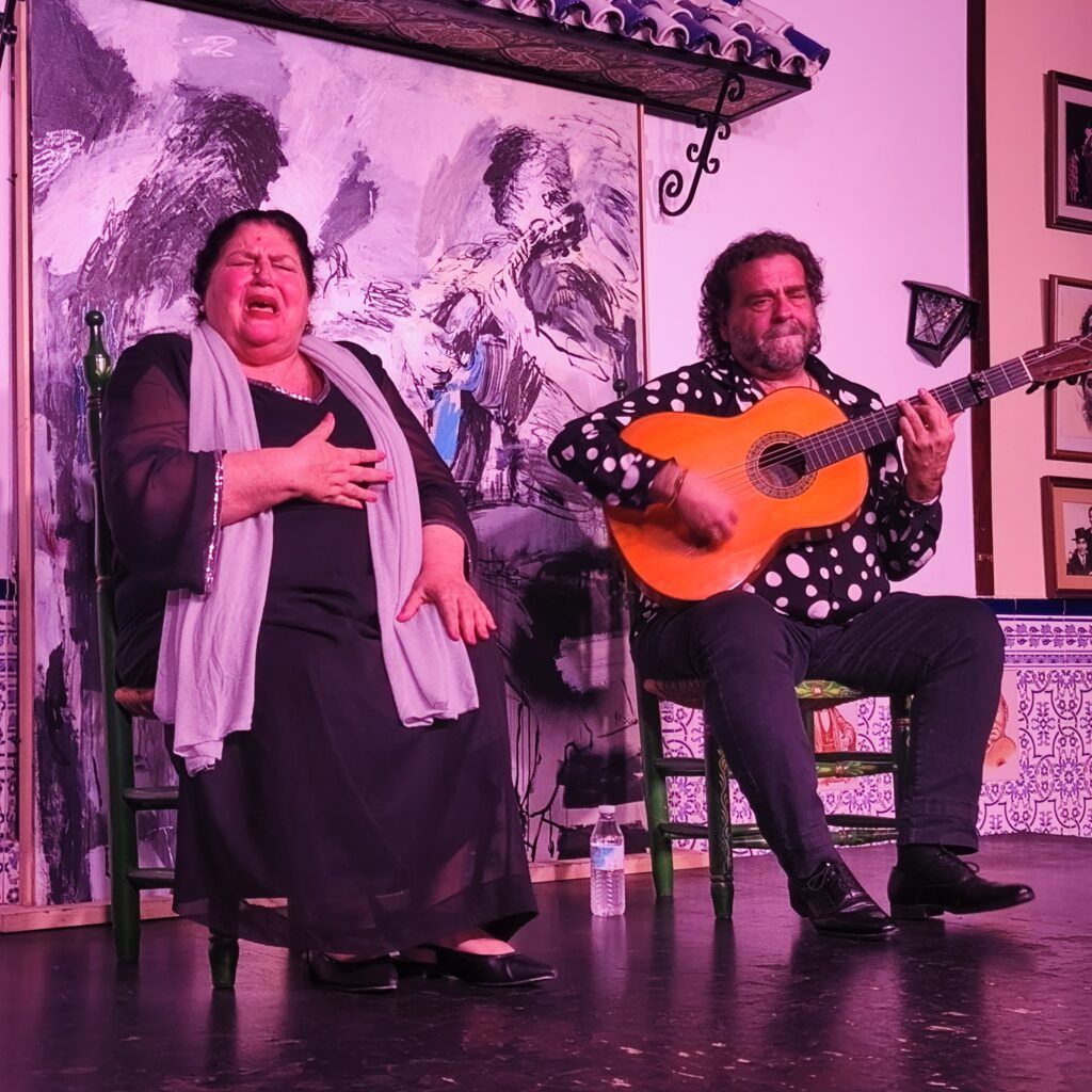Inés Bacán con Antonio Moya en la Peña Flamenca Torres Macarena el 7 de marzo de 2026.