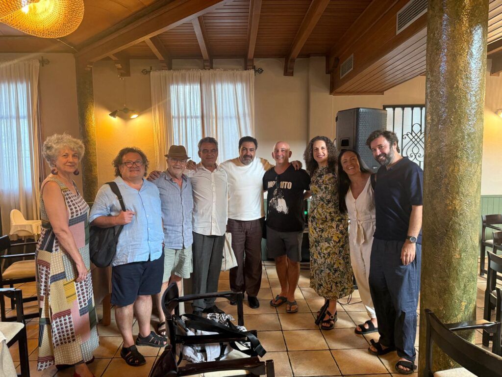 Sábado cuatro de julio, tras la mesa redonda.